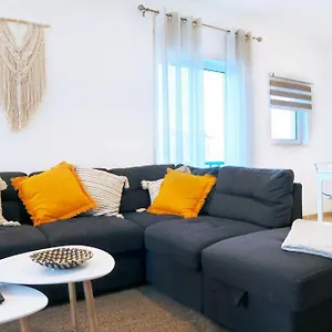  Apartment Apartment, 10 Mins Walk To Portugal
